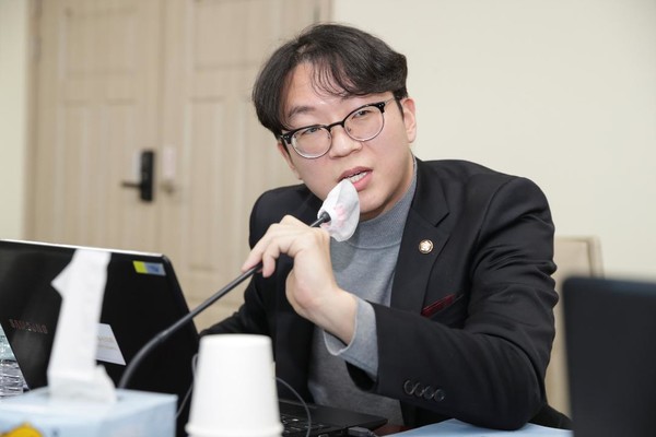 고양시의회 건설교통위원회에서 발언하고 있는 권용재 시의원