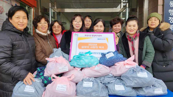  화정1동 지역사회보장협의체가 2023년 계묘년 새해를 맞아 ‘사랑의 떡국 나눔'을 했다.