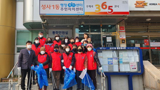 성사1동 행정복지센터가 쾌적한 마을 환경을 위해 주요 도로변과 주택가를 대상으로 대청소를 했다. 