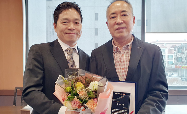 정발산동 행정복지센터가 ‘일산칼국수’에 고양시장의 후원자 감사패를 수여했다. 