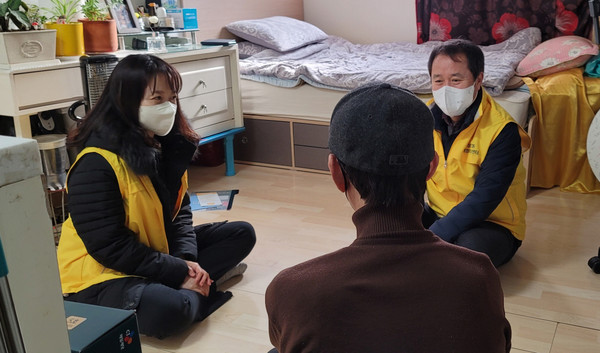 장항2동 행정복지센터가 지역 내 독거노인 가정을 방문해 후원물품을 전달하고 안부를 확인했다.