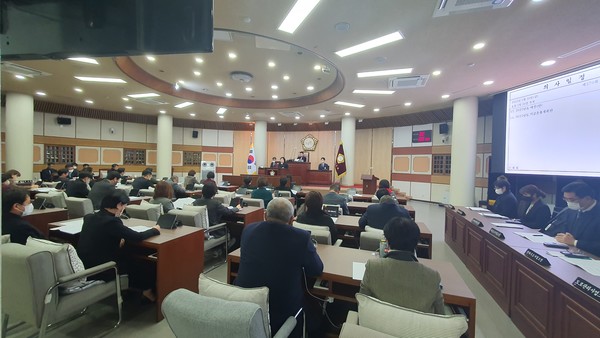 고양시 본예산이 20일 고양시의회에서 진통 끝에 통과됨으로써 준예산 체제는 종식됐다. 사진은 엄성은 의원(국민의힘)이 예결위원장직 사퇴의사를 밝힌 후 새롭게 예결위원장이 된 공소자 의원(더불어민주당)이 이날 예결위 예산심사보고를 하고 있다.