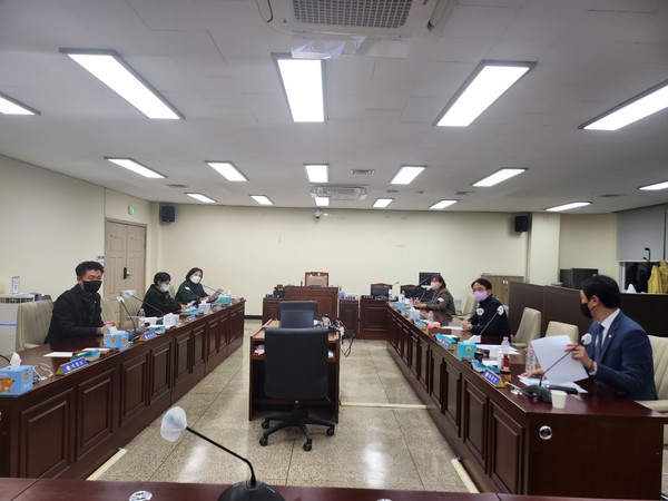 19일 예결위에서 엄성은 의원과 국민의힘 소속 예결위원 4명이 예결위 예산심의장을 이탈하자 민주당 의원들만 남아 이들을 기다리고 있다.