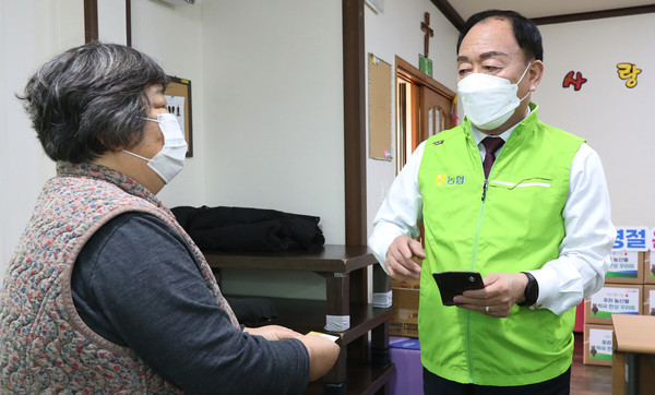 장순복 지도농협 조합장(오른쪽)이 우점숙 사랑의 동산 원장과 운영과 나눔에 대해 이야기를 나누고 있다.
