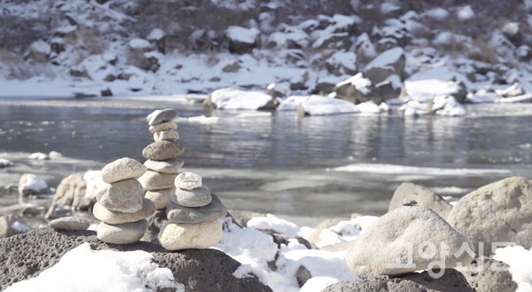 강가 바위에 쌓아놓은 돌탑들