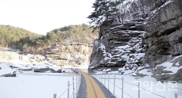 철원 한탄강 물윗길은 꽁꽁 언 겨울강 위 부교를 걸으며 현무암 계곡 절경을 감상할 수 있는 최고의 겨울 트레킹 코스다. 