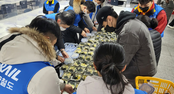 수도권철도차량정비단 관계자들이 음식을 담고 있다.