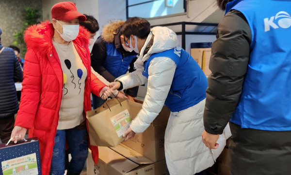 지역민들에게 선물을 전달하는 복지관 관계자들