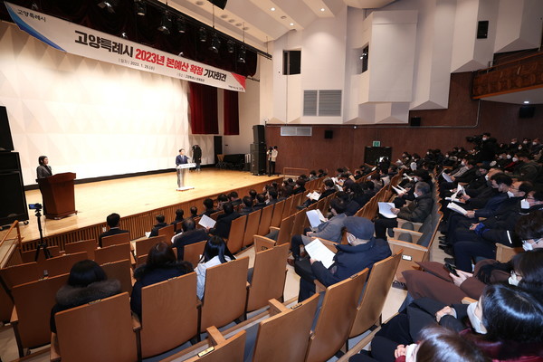 이동환 고양시장이 25일 긴급 기자회견을 열고 예산 삭감에 대한 불만을 표출하며 재의요구권을 행사하겠다고 나섰다. 사진 제공 = 고양시