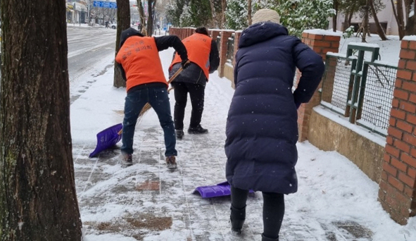 화정2동 행정복지센터가 새벽부터 발효된 대설주의보에 대응해 이른 아침부터 눈 치우기를 하고 있다.