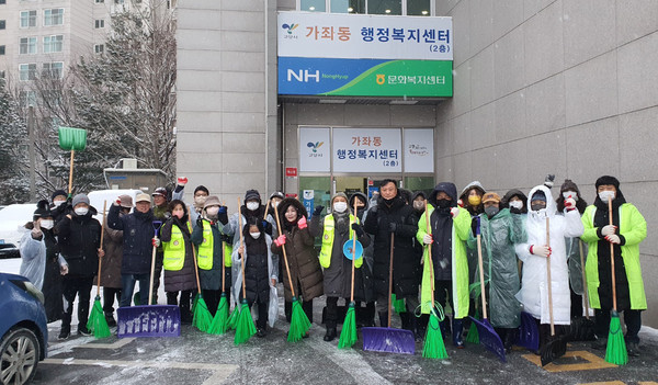 제설작업에는 고양시 재난안전대책본부의 협조 요청으로 가좌동 제설봉사단이 참여했다.
