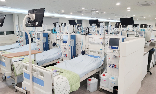 더자인병원 본관 4층에 있는 인공신장센터는 쾌적하고 편안하게 투석 받을 수 있는 45병상의 시설을 갖췄다. 