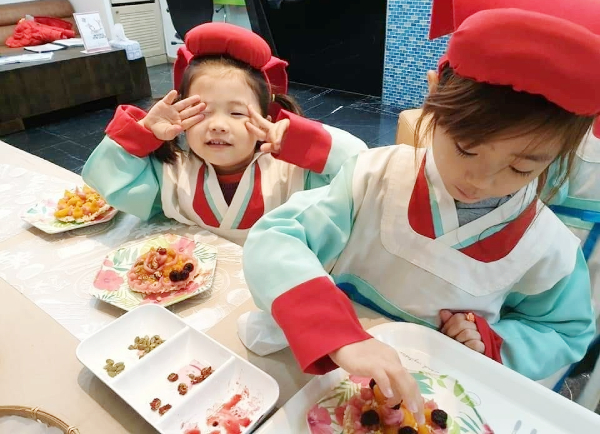 유용우한의원에서 허준 &대장금 한방체험을 하고 있는 어린이들. [사진 = 유용우한의원]