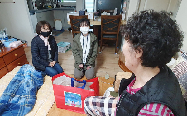 정발산동이 지역 내 독거노인 등 취약계층 어르신 91명에 안부확인과 건강관리에 만전을 기하고 있다.