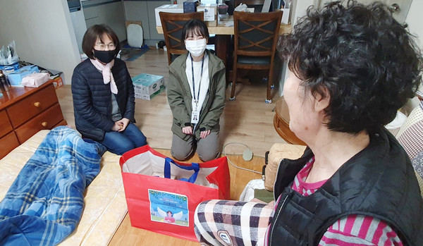 정발산동이 지역 내 독거노인 등 취약계층 어르신에 안부확인과 건강관리에 만전을 기하고 있다.