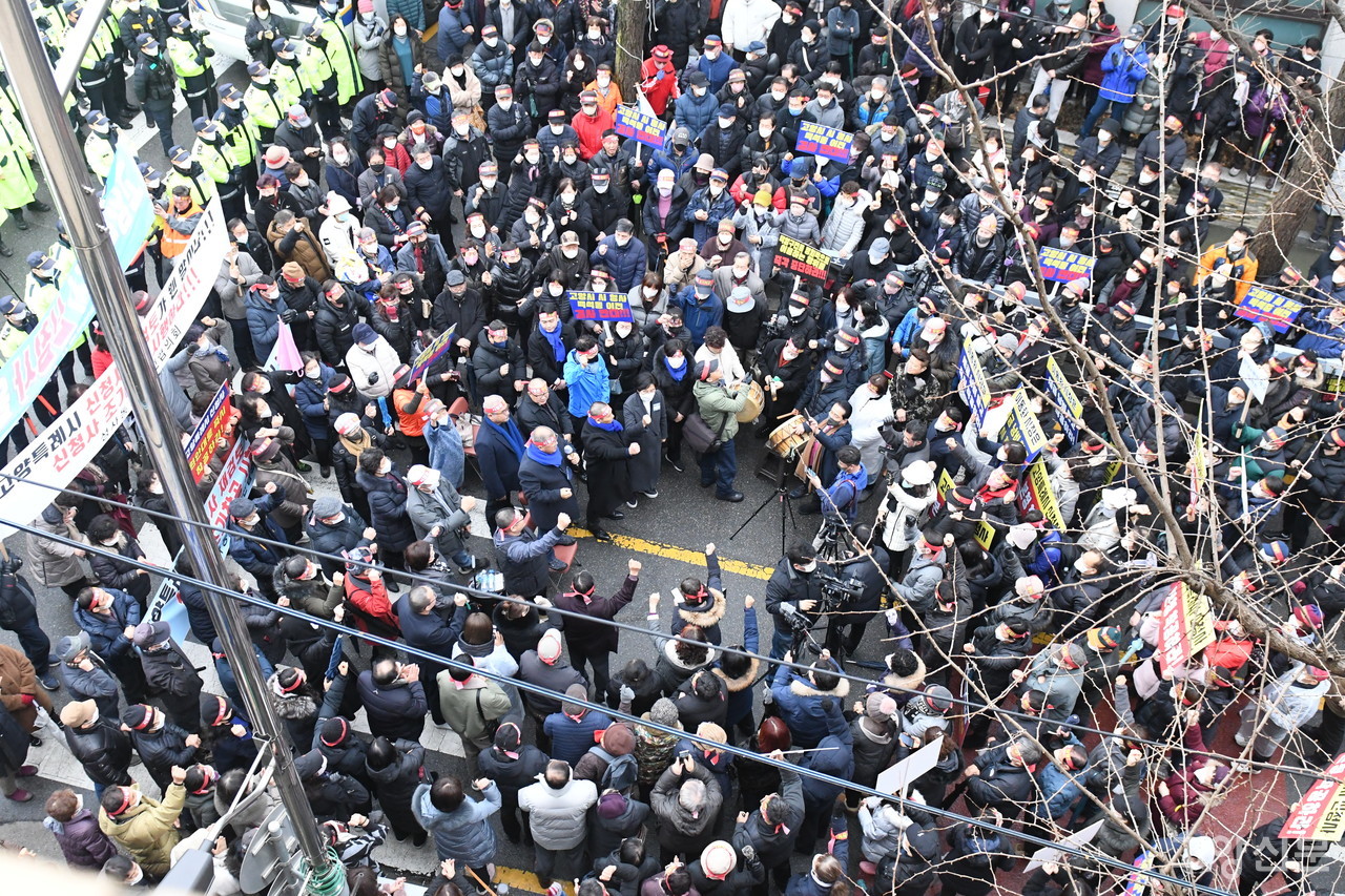 시청사 백석 이전 발표에 대해 대규모 반대 집회를 연 덕양구 주민들