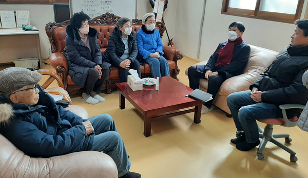마두1동 행정복지센터가  지역 경로당 14개소에 현장방문을 실시해 다양한 의견과 이야기를 들었다.