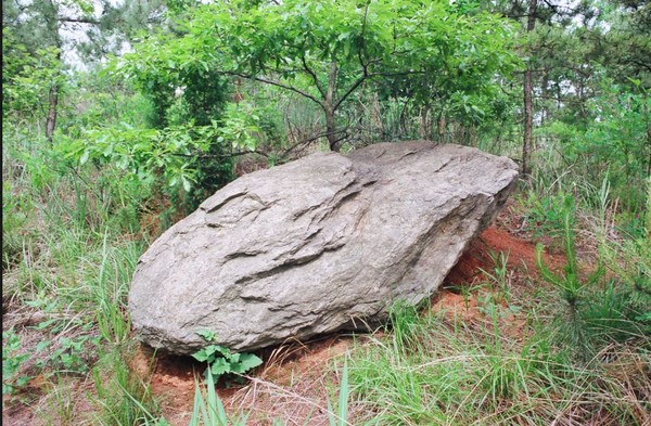 1. 고양시 화정동 국사봉 고인돌 – 수도권 전철 3호선 원당역에서 행주누리길을 타고 국사봉 쪽으로 20분 정도 오르면 고양시 향토문화재 제56호로 지정된 지석묘군(고인돌)이 있다. 사진=고양시 문화예술과 제공