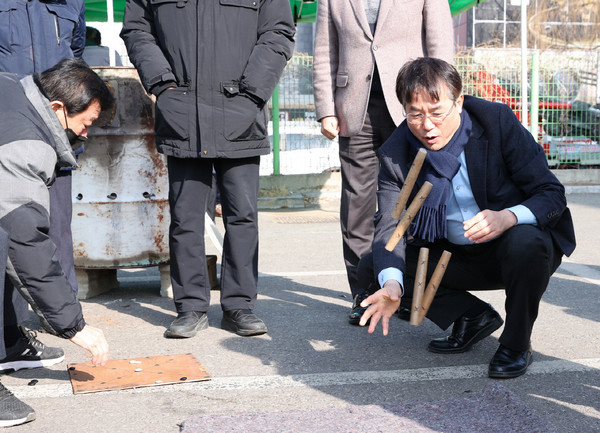  이동환 고양시장이 대덕동 한마음 척사대회에서 윷을 던지고 있다.