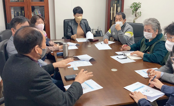 풍산동이 동장실에서 풍산동 직능단체장 간담회를 개최하고 있다.