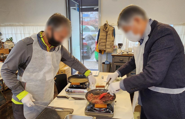 프로그램 참여자들이 공유주방에서 요리법을 배우며 실습하고 있다.