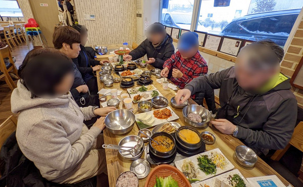 밥 친구 공동체 활동을 하며 서로의 안부를 묻고 있다.