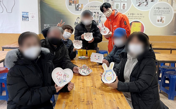 중장년-이음 참여자들이 자조모임에서 도자기 만들기 체험 시간을 가졌다.