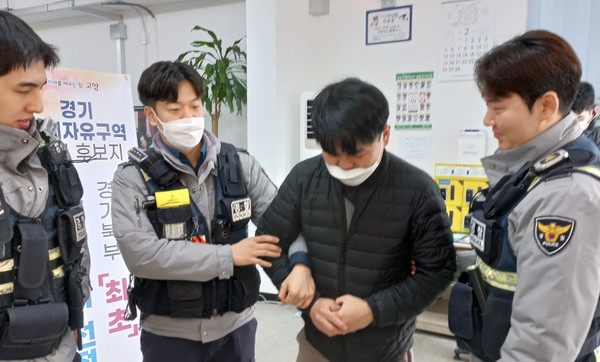 효자동이 행정복지센터 민원실에서 신도지구대, 보안업체 직원 등이 합동으로 민원실 비상상황 대비 모의훈련을 하고있다. 