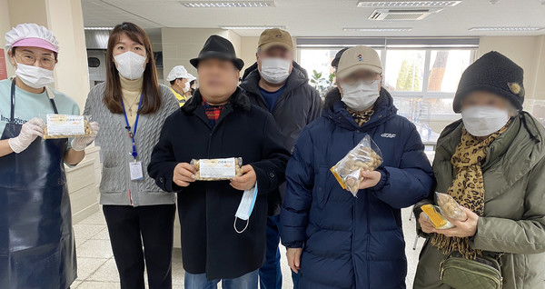 향동복지관이 지역의 어르신들에게 정월대보름 부럼을 전달했다.