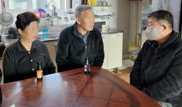 장항1동이 동절기 취약계층을 찾아 안부를 확인하고, 겨울철 건강 유의 사항 등을 안내했다. 