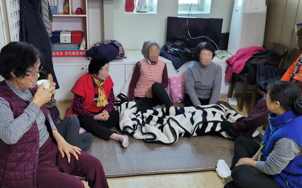 장항1동이 동절기 취약계층을 찾아 안부를 확인하고, 겨울철 건강 유의 사항 등을 안내하고 있다.