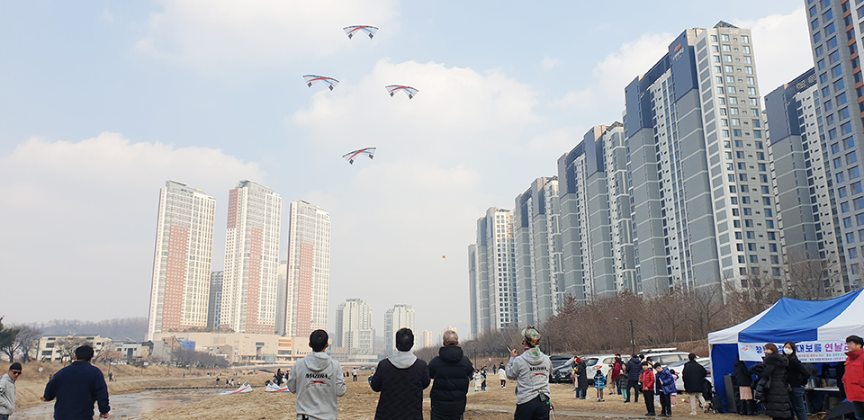 창릉동 정월 대보름 연날리기 한마당에서 오제환의 카이트 윙스 창작연 공연팀이 아파트 숲을 배경으로 연날리기 공연을 펼쳤다.