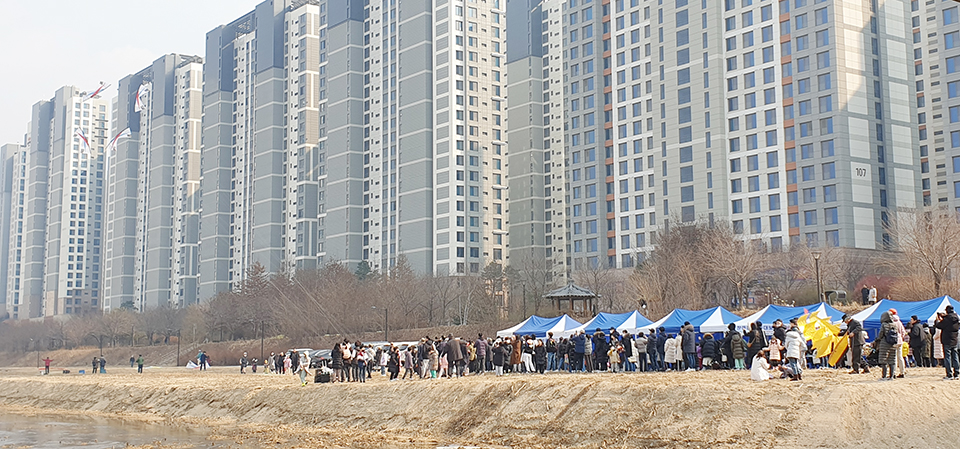 창릉천 건너편 둔치에서 바라본 행사장 전경