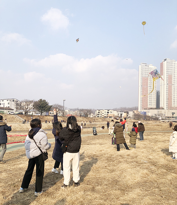 창릉동 정월 대보름 연날리기 한마당에서 연을 날리는 시민들
