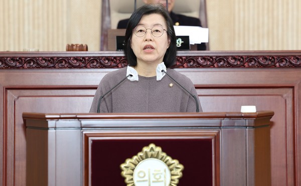  엄성은 시의원이 5분 발언을 하고 있다.