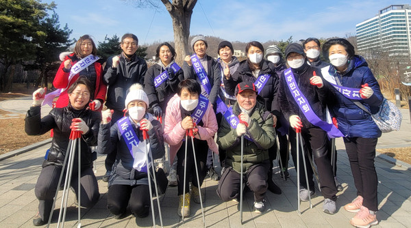화전동 주민자치회가 2023년을 맞이해 ‘깨끗한 우리 동네 만들기’를 통해 청소 봉사에 나섰다. 