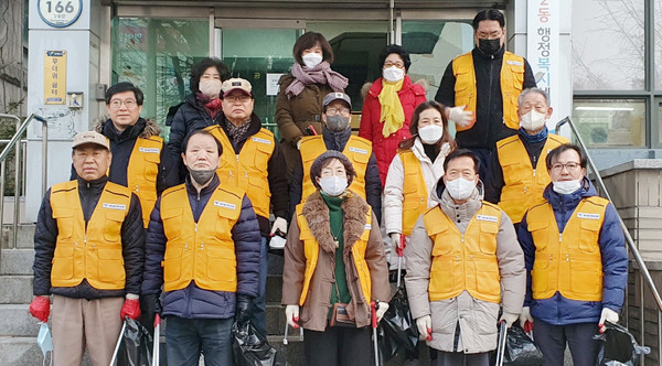 마두2동 주민자치회가 지난 2월 11일 쓰레기 없는 깨끗한 마을 조성을 위한 환경정화 활동을 했다.