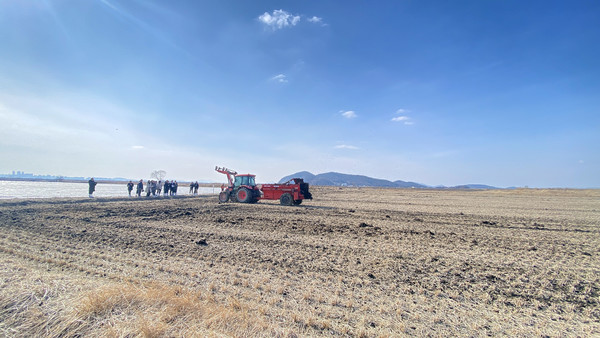 송포들녘에서의 퇴비살포. 이날 79ha(헥타르) 농지에 퇴비 공동살포를 했다.