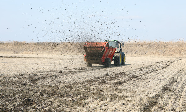 퇴비살포를 하고 있는 트랙터.