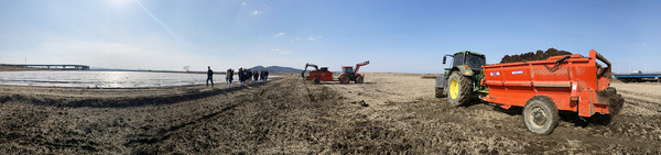 여러농기계가 퇴비 살포를 하고 있다.