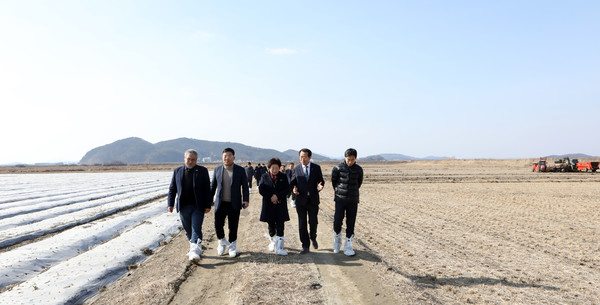 (왼쪽 부터)고양시의회 환경경제 위원회 문재호·원종범·조현숙 의원과 유완식 고양축협 조합장, 권지선 고양시농업기술센터 소장이 지역의 친환경 농업에 대해 이야기를 나누고 있다.