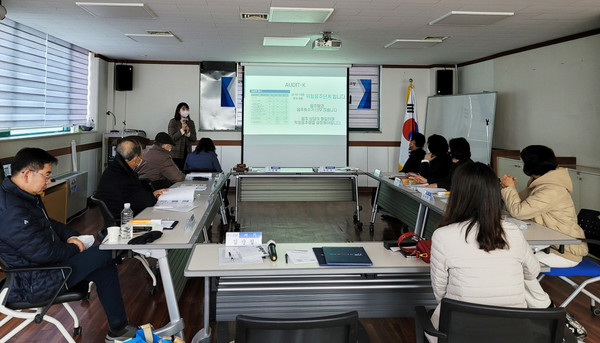 장항2동이 지역사회보장협의체 위원을 대상으로 ‘알콜 중독의 폐해 예방’을 주제로 역량강화 교육을 했다. 