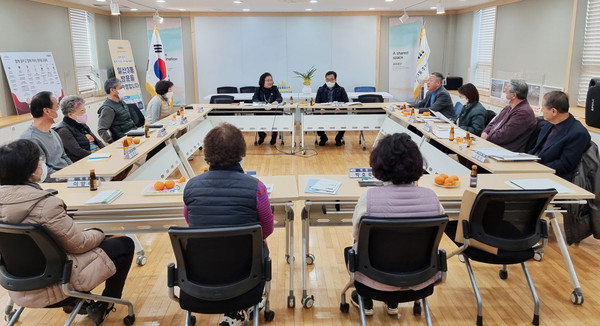 일산3동 주민자치회와 화정1동 주민자치회가 마을발전을 위한 간담회를 진행하고 있다.