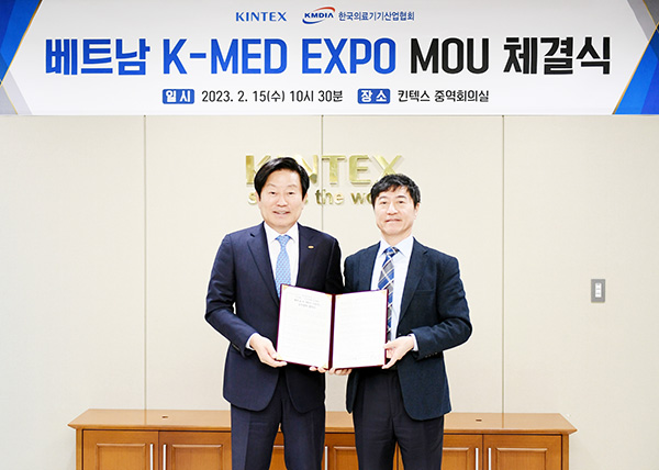 ‘베트남 K-MED EXPO’ 성공 개최를 위해 협약을 체결한 유철욱 한국의료기기산업협회 회장(사진 왼쪽)과 이재율 킨텍스 대표 [사진 = 킨텍스]