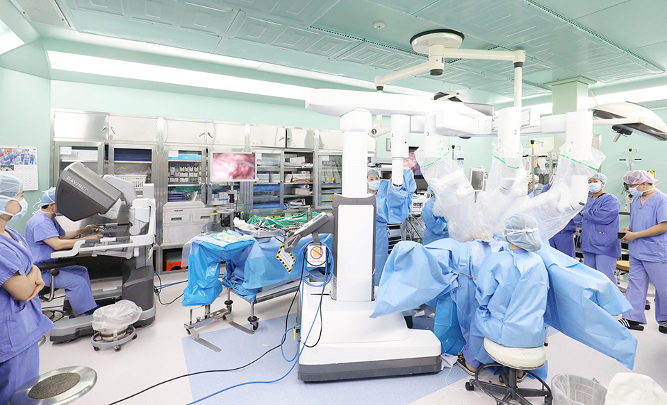 박병준 명지병원 산부인과 교수의 ‘다빈치Xi’ 로봇 수술 장면 [사진 = 명지병원]