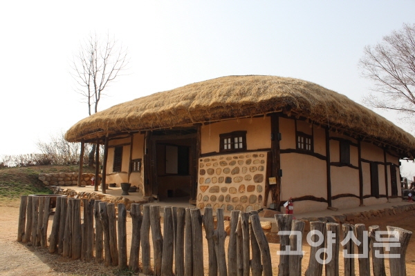 경기도지정문화재인 일산 밤가시초가.