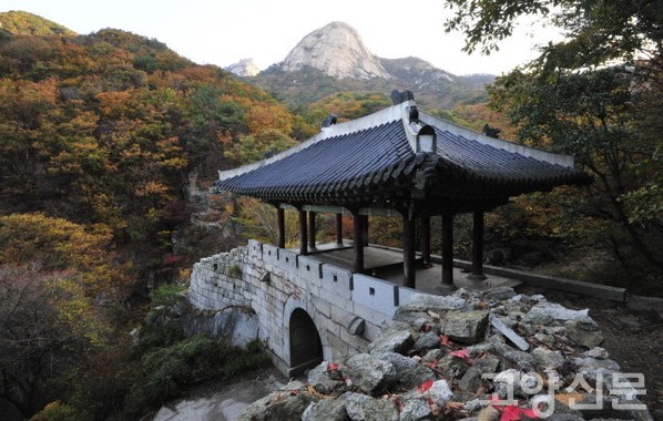 국가지정문화재인 북한산성 중성문.