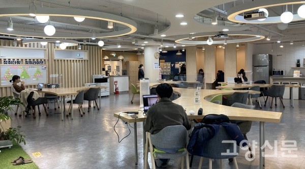 1인실, 스터디공간, 감성충전소, 낭만캠핑존으로 구성된 아아룸을 이용하는 청년들.