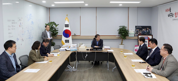 전달식에 함께한 고양시 · 고양누리새마을금고 관계자들이 전달식에서 이야기를 나누고 있다.