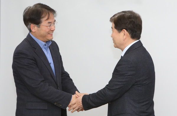 이동환 시장과 김재진 이사장이 기부와 나눔, 지역사회공헌에 대해 이야기를 나누며 인사하고 있다.